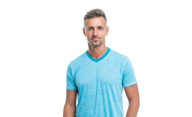 Ciddi, orta yaşlı, orta yaşlı, sıradan bir adam. Elini cebine sokup beyazları soyutluyor.