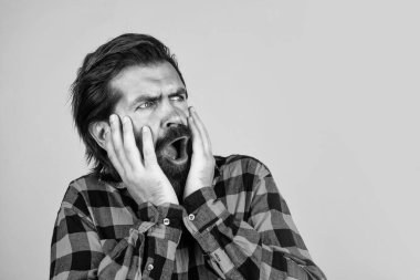 Tıraşsız adam bir şeye şaşırır, insani duygular.