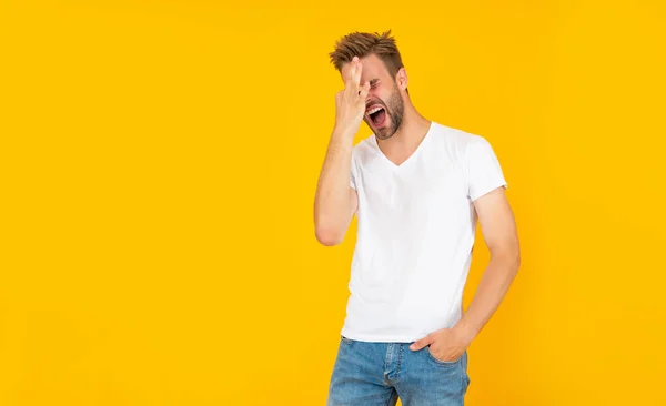 Schreeuwende man met borstel op gele achtergrond met kopieerruimte, hoofdpijn — Stockfoto