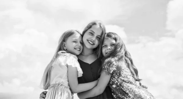 Meninas adolescentes bonitas abraçar juntos ao ar livre, união — Fotografia de Stock