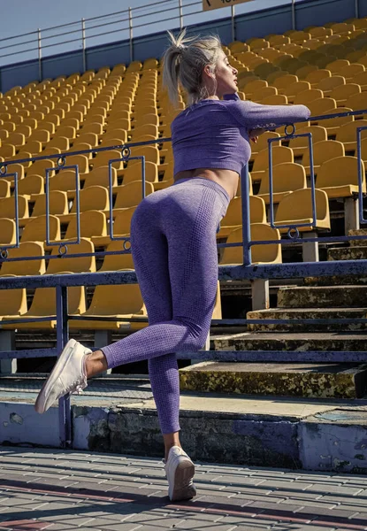 Athletische Frau mit sexy Arsch in Fitnessbekleidung posiert auf dem Stadion, Fitness — Stockfoto