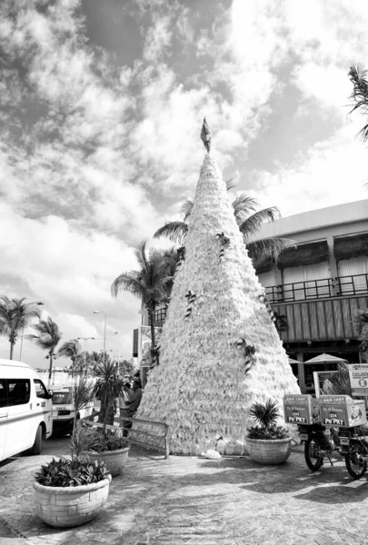 Christmas tree, hooters motorbikes in Cozumel, Mexico — Stock Photo, Image