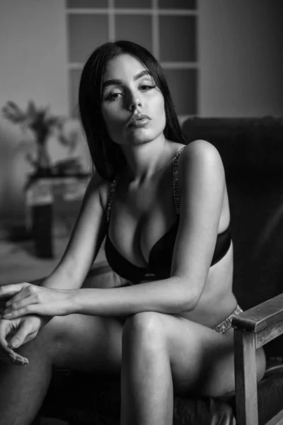 Donna sexy con corpo e pelle perfetti in lingerie erotica, moda — Foto Stock