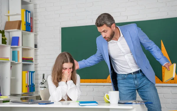 Sinirli öğretmenle sınıfta çocuk eğitimi.