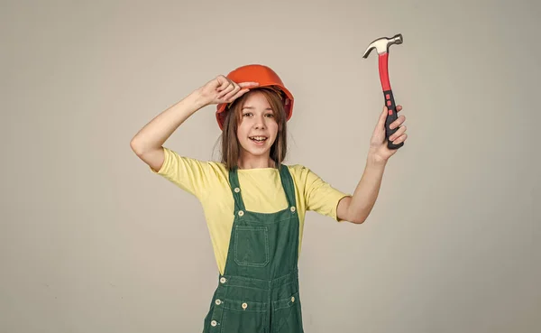 Arreglando todo. Día internacional de los trabajadores. electricista en el uso de herramientas de trabajo. chica en casco juega constructor. edificio y renovación. niño construir la construcción. ingeniero adolescente es trabajador de la construcción — Foto de Stock