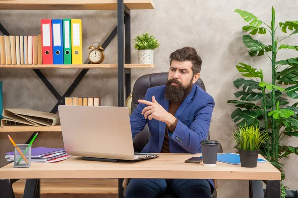 Busy brutal ceo in businesslike suit working on pc at the office, professional occupation — Stockfoto
