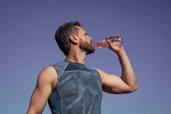 El hombre necesita hidratación. rutina deportiva y estilo de vida saludable. balance de agua en el cuerpo. —  Fotos de Stock