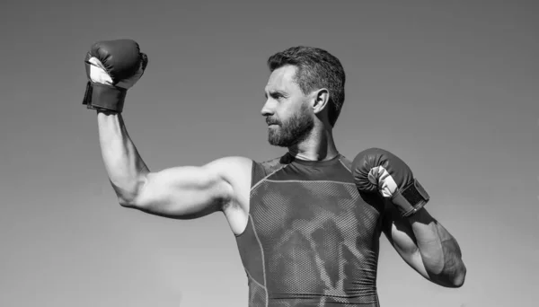 Homem forte boxeador em luvas de boxe mostrando bíceps músculos, esporte — Fotografia de Stock