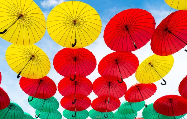 Dekorative Regenschirme hängen Himmel Hintergrund — Stockfoto