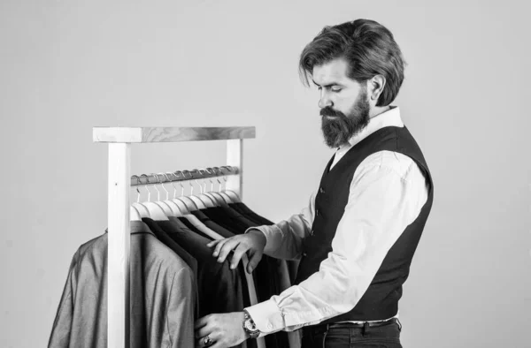 Comprador hombre hipster en probador tienda de ropa de hombre, concepto de estilo formal —  Fotos de Stock