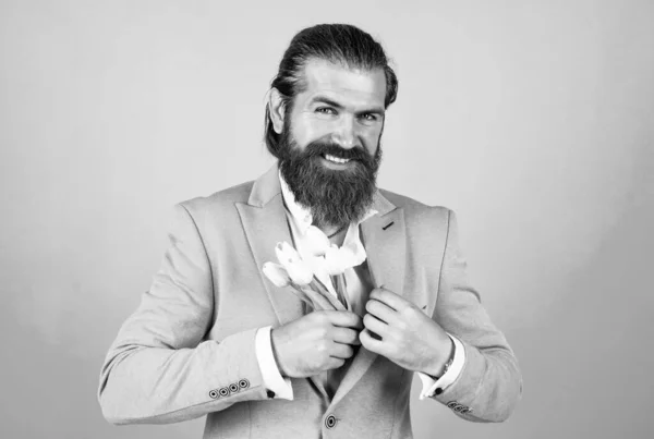 Homem bem preparado em formalwear casamento tem barba segurar tulipa flor, data — Fotografia de Stock