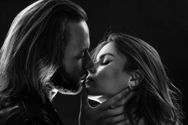 Fashionabla par kär i man och kvinna kyssas, kyssas — Stockfoto