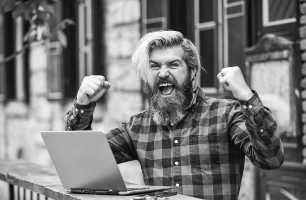 Borsa simsarı. İnternet işi. Çevrimiçi girişimci dışarıda çalışıyor. Adam dizüstü bilgisayarla meşgul. İş adamı dizüstü bilgisayar terası. Online eğitim. İnternette sörf yapmak. Modern iletişim. Riskli alışveriş