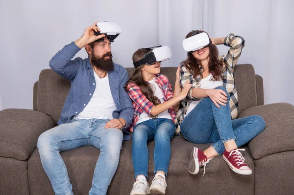 Familia sorprendida usar gafas vr sentado en el sofá en casa, videojuego — Foto de Stock