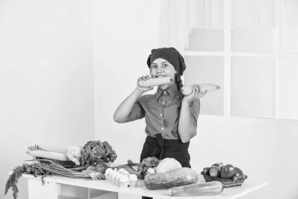 Nakarm swoje marzenia. dziecko w kapeluszu kucharza czuć głód. Dziewczyna w kuchni. zdrowa żywność ekologiczna. — Zdjęcie stockowe