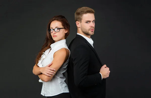 Jefe y empleado. expertos en colegas corporativos. hombre y mujer en gafas. — Foto de Stock