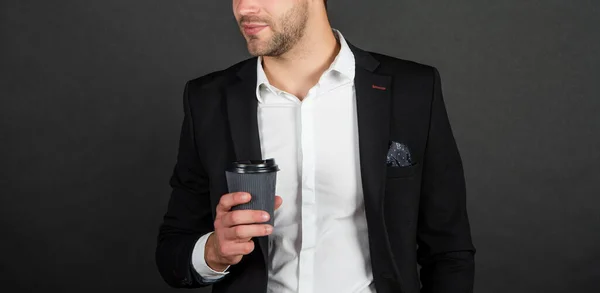 Καλλιεργημένος επιχειρηματίας με κοστούμι κρατώντας χάρτινο φλιτζάνι καφέ — Φωτογραφία Αρχείου