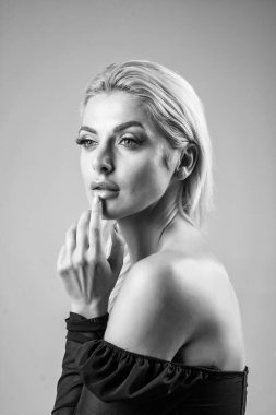 Platin sarısı saçlı seksi bayan. Kadın güzelliği ve moda. çekici manken.