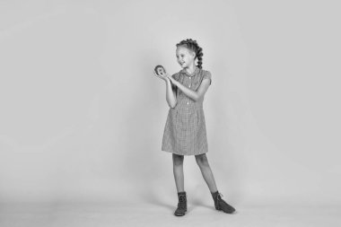 Çocuk sağlıklı elma meyvesini beslenme ve sağlık sırasında doğal vitamin yemek için tutuyor.