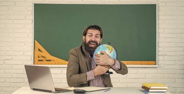 Vahşi traşsız adam. Sınıfta üniversite öğretim görevlisi, öğretmenler günü.