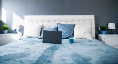 Laptop ve kahve fincanı yatak odasında.