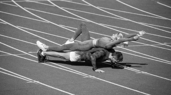 Deporte fitness hombre y mujer entrenamiento juntos de pie en tablón y empujar hacia arriba — Foto de Stock