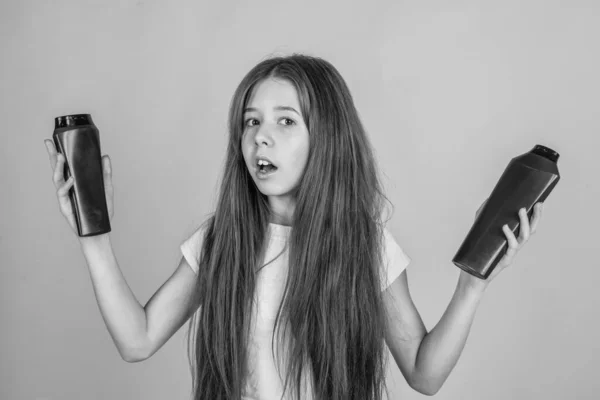 Adolescente chica lavar el cabello con champú y acondicionador, cuidado del cabello — Foto de Stock