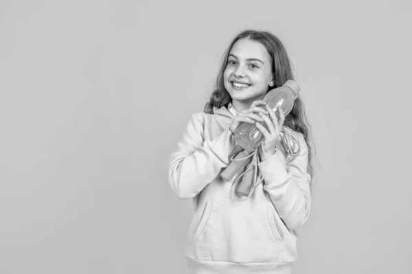 Enfant en forme boire de l'eau après l'entraînement. sport saut corde equioment. enfant athlétique soin de l'équilibre hydrique dans le corps. hydratation. avoir soif. bouteille de protéines et de vitamines. heureux et sain adolescent fille — Photo