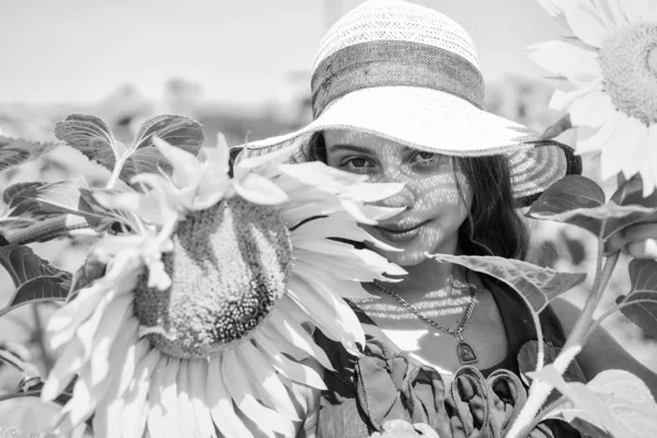 Gadis kecil gaya pedesaan bersembunyi di balik bunga matahari, suasana hati yang menyenangkan — Stok Foto