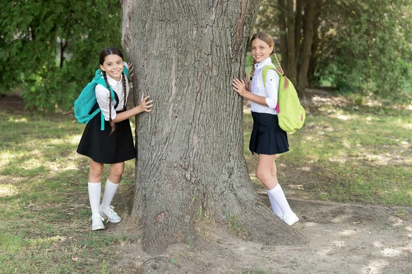 Crianças felizes se divertindo juntas no parque depois da escola — Fotografia de Stock