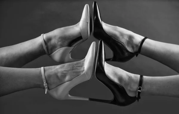 Lederen voetkleding. lederen schoenenverzorging. zwarte vrijdag winkelen. sexy vrouwelijke benen in hakken. — Stockfoto