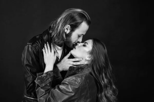 Casal na moda no amor de homem e mulher usar jaqueta de couro beijo, beijo — Fotografia de Stock