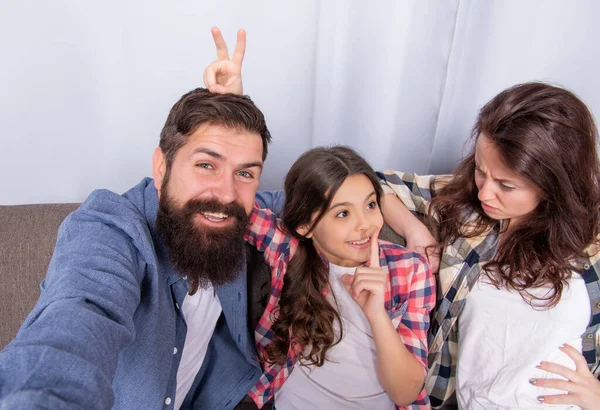 A barátságos család jól érzi magát. vicces szülők kislánnyal otthon. anya apa és lánya — Stock Fotó
