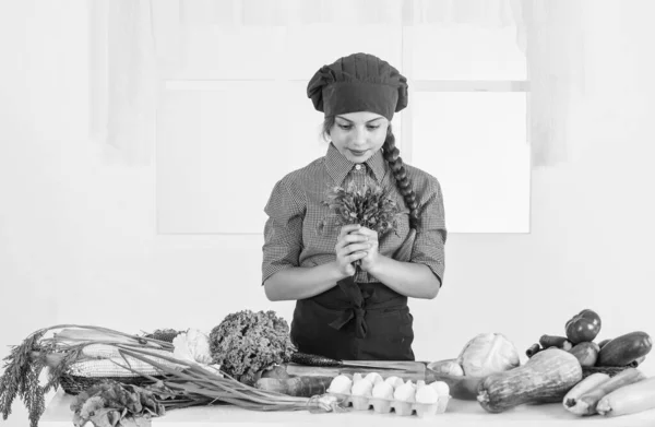Весёлая девочка готовит витаминный салат из овощей, кухни — стоковое фото