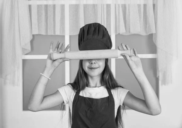 Adolescente chica en uniforme de cocinero preparar la comida en la cocina, almuerzo — Foto de Stock
