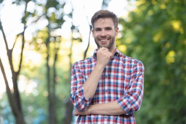 Dışardaki kareli gömlekli genç adam