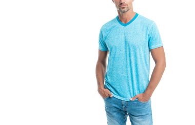 Ciddi orta yaşlı, beyaz tenli, gündelik tarzda el ele tutuşan bir adam.