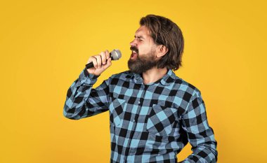 Rock yapmak için doğmuşum. Olgun şarkıcı şarkı söyler. Erkeklik ve karizma. Karaoke kulübünde eğleniyorum. Mikrofonlu sakallı hippi şarkıcı. Müzik konsepti. Vahşi bıyıklı yakışıklı adam.