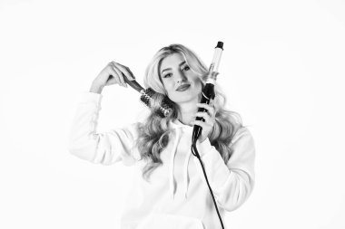 Sadece en iyilerin yapabileceği bir şey. Kıvırcık saçlı. Saç maşası kullanıyorum. Genç bir kadın için stilist kıvırma. Saç stili kıvırcık. Uzun sarı saçlı, kıvırcık saçlı kız. Güzel kıvırcık saçlar. Kıvırcık saçlı saç stili.