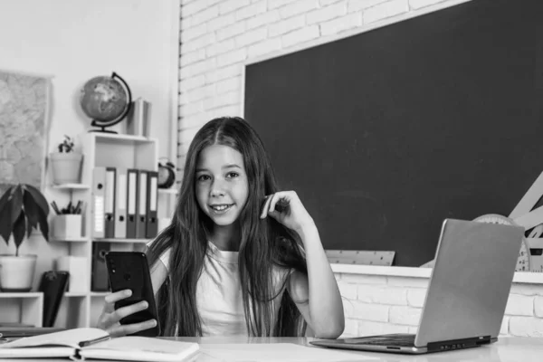 Surfar na internet. infância feliz. adolescente menina estudar em sala de aula. voltar para a escola. — Fotografia de Stock