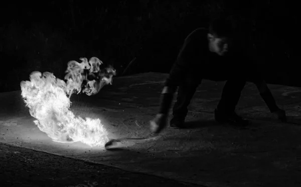 Fascinante e perigoso. Homem manipular com poi queimando no escuro. Queimar combustível e energia. Faíscas e luzes. Um espectáculo nocturno. Desempenho de fogo. Flertar com o perigo — Fotografia de Stock