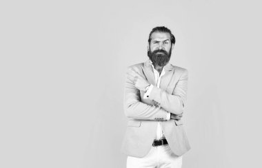 Erkek, sakallı, resmi görünüşlü. Erkek güzellik ve moda. Bıyıklı yakışıklı adam. Sakallı, olgun hippi ceketi giyiyor. Kendine güvenen iş adamının modaya uygun saç stili var. Boşluğu kopyala