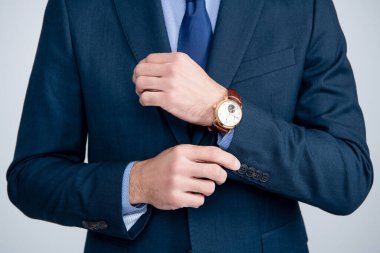 Saati olan takım elbiseli bir patron.