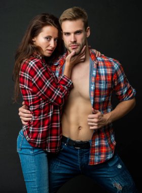 Birbirine aşık seksi genç çift siyah arka planda sarılıyor, ilişki