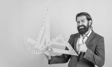 Okula dönüyorum. resmi eğitim. Bilgi günü. Olgun sakallı öğretmen matematik cetvel aletleri kullanır. Sınıfta tahtasıyla çalışan acımasız bir adam. Sınava hazırlan. Geometri dersi veren üniversite hocası