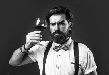 Şarap kadehi kırmızı şarap erkek şarap garsonunun elinde. İçkinin kıymetini bil barmen.