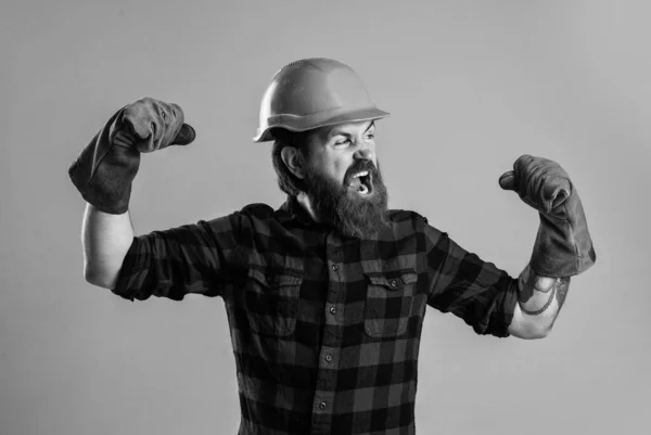 Vertrouwen in zijn nieuwe bedrijf. bouwer met werktuig. brutale hipster dragen geruite shirt — Stockfoto