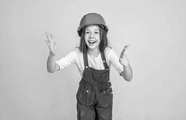 Bauen Sie sich Ihre Zukunft selbst. Weltarbeitertag. Elektriker ist ihre Karriere. Mädchen mit Helm spielt Bauarbeiterin. Gebäude und Renovierung. Kinder bauen Konstruktionen. Ingenieur ist Bauarbeiter — Stockfoto
