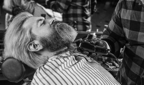 Cheveux faciaux. Maintenir la forme de la barbe. Grandis la barbe et la moustache. Salon de coiffure. Homme au salon de coiffure. Barbier professionnel et client. Barber est une ressource essentielle pour votre style. Rasage au rasoir — Photo