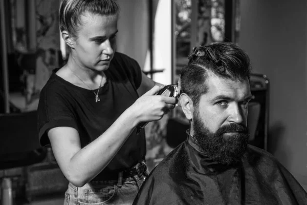 Портрет стильного хіпстера і майстра перукарні з ножицями і пензлем, перукарня — стокове фото